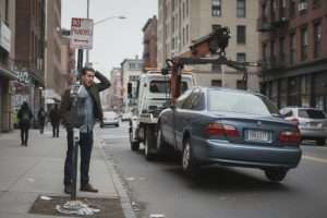 Accrocher une voiture sans s’en rendre compte : que faire ?